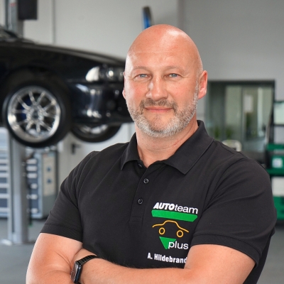 Profilbild von Geschäftsführer Andreas Hildebrand in der Werkstatt.
