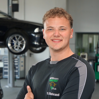 Profilbild von Mitarbeiter Fabian Hildebrand in der Werkstatt.