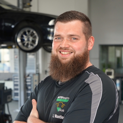 Profilbild von Mitarbeiter Janes Mantler in der Werkstatt.