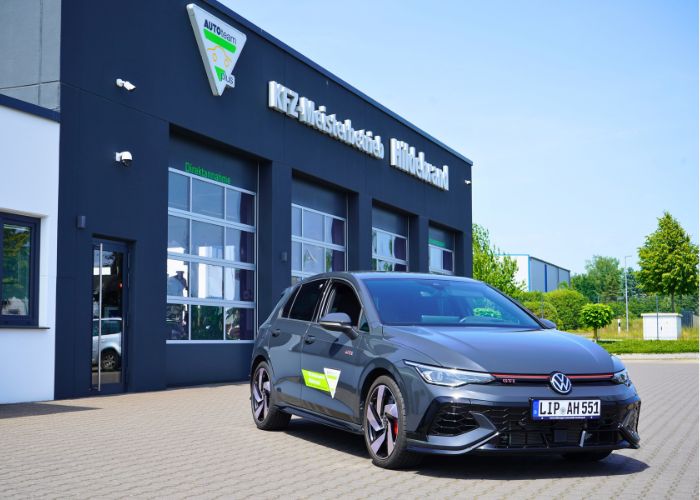 Volkswagen Golf GTI steht vor den Werkstatttoren von Kfz Meisterbetrieb HildebrandtVolkswagen Golf GTI steht vor den Werkstatttoren von Kfz-Meisterbetrieb Hildebrand.