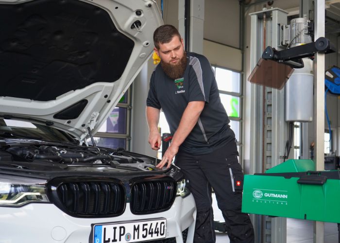 kfz_hildebrand-lichttest_und_fahrzeugbeleuchtung-700x500 Werkstatt Mitarbeiter führt einen Lichttest an einem Fahrzeug aus.