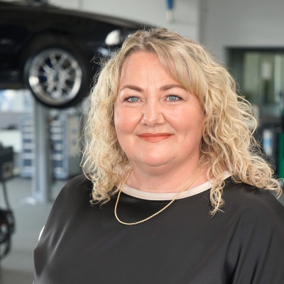 Profilbild von Mitarbeiterin Vera Hildebrand in der Werkstatt.