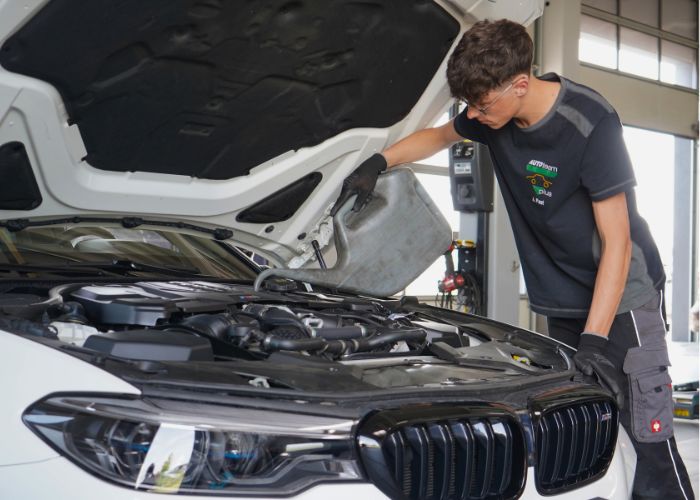 kfz_hildebrand-winter_und_sommercheck-700x500 Mitarbeiter führt in der Kfz-Werkstatt einen Sommercheck durch.