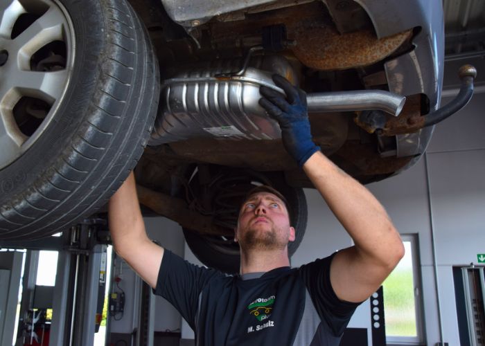 kfz_hildebrand-auspuff-700x500 Mitarbeiter von Kfz-Werkstatt Hildebrandt in Augustdorf repariert Auspuff